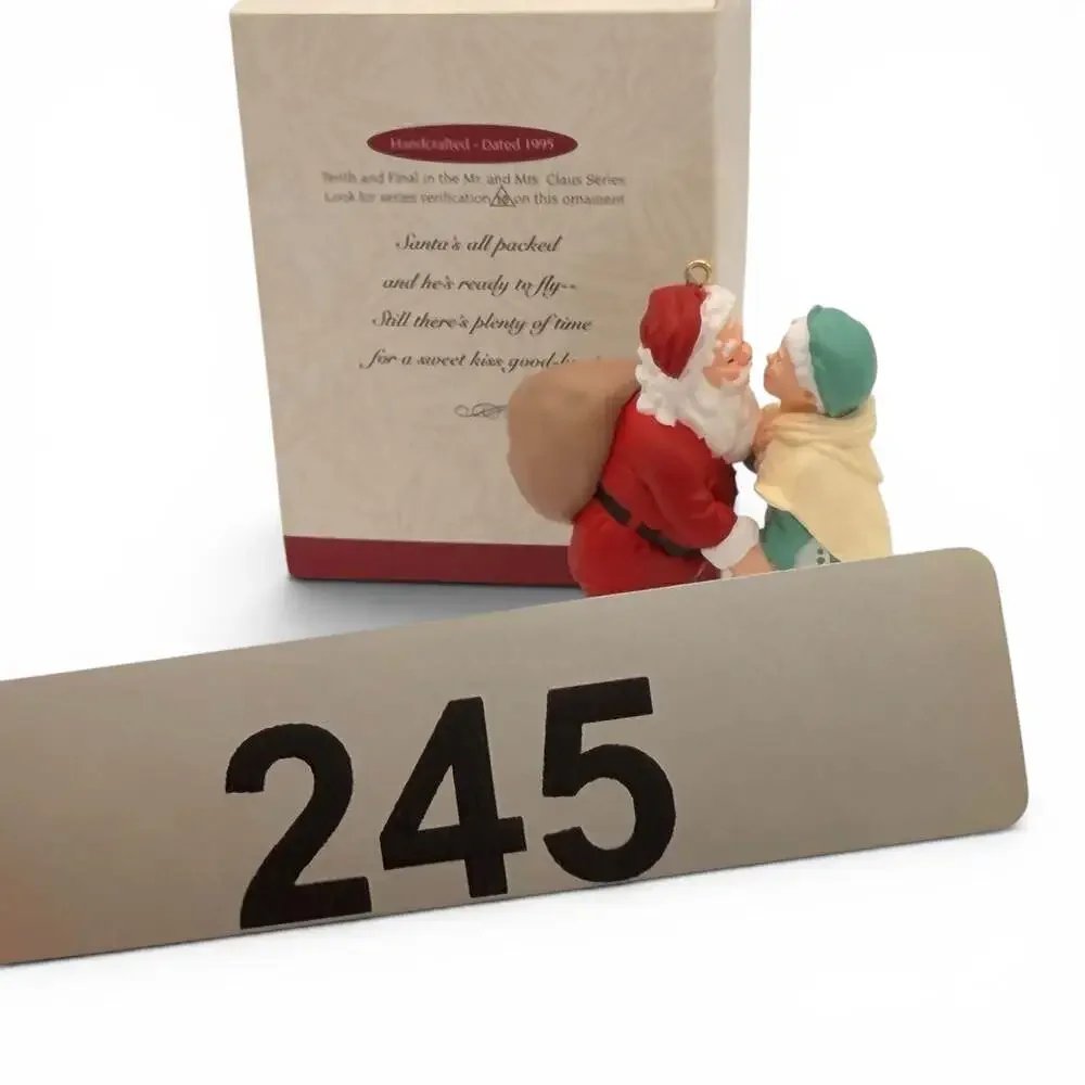 Hallmark Collector 's Series Christmas Eve Kiss Mr. & Mrs. Claus